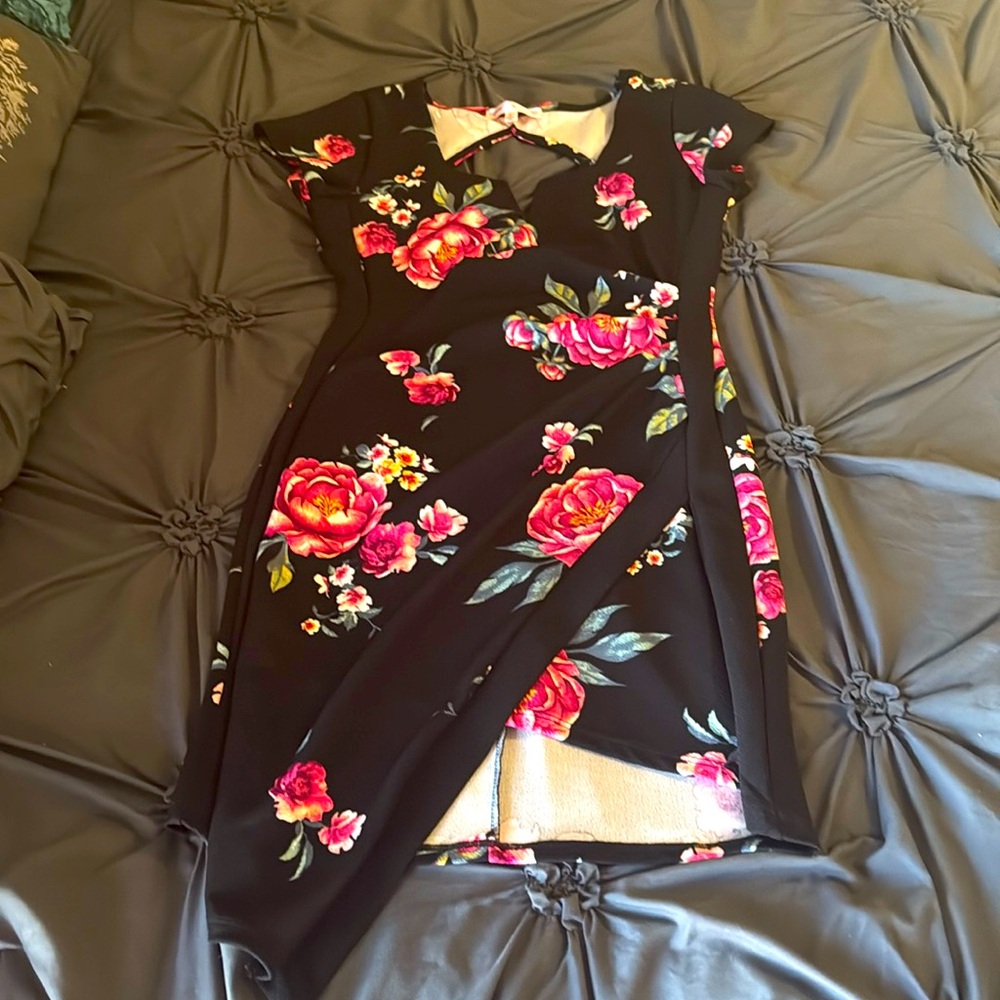 Flowered dress with slit